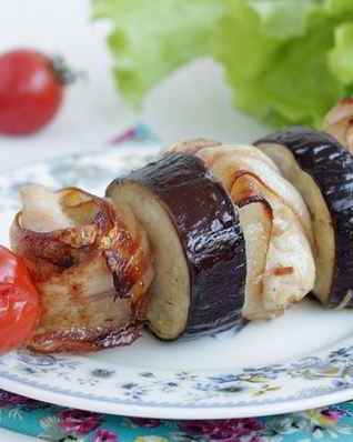 Шашлык из куриной грудки с беконом