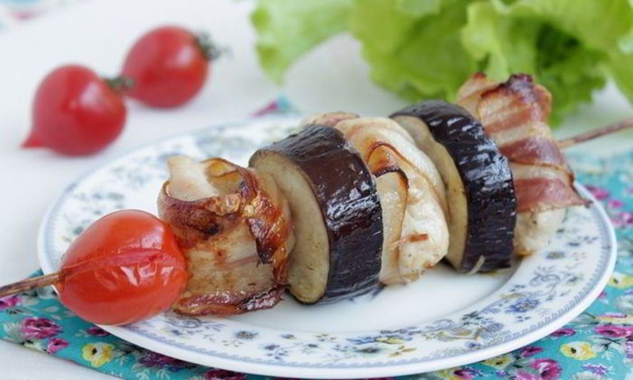 Рецепт шашлыка из куриной грудки с беконом