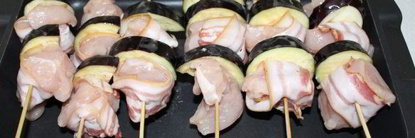 шашлык из куриной грудки с беконом