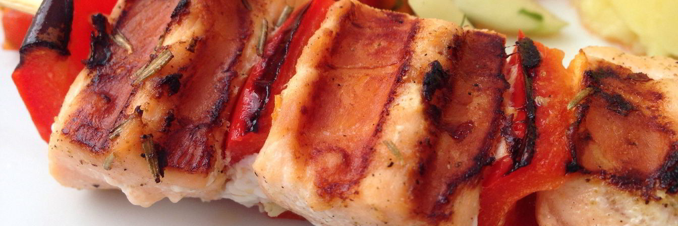 Шашлык из лосося с черри в розмариновом маринаде