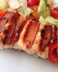 Шашлык из лосося с черри в розмариновом маринаде