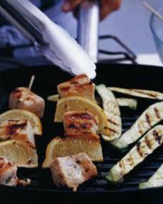 Шашлык из рыбы-меч с жареными кабачками