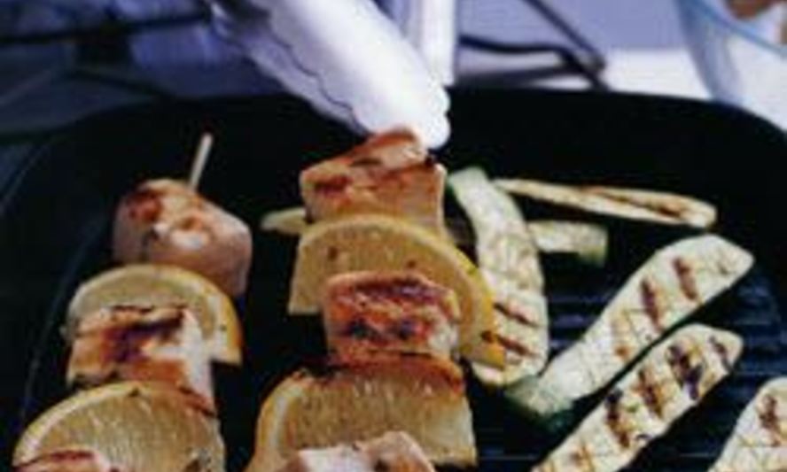 Рецепт шашлыка из рыбы-меч с жареными кабачками