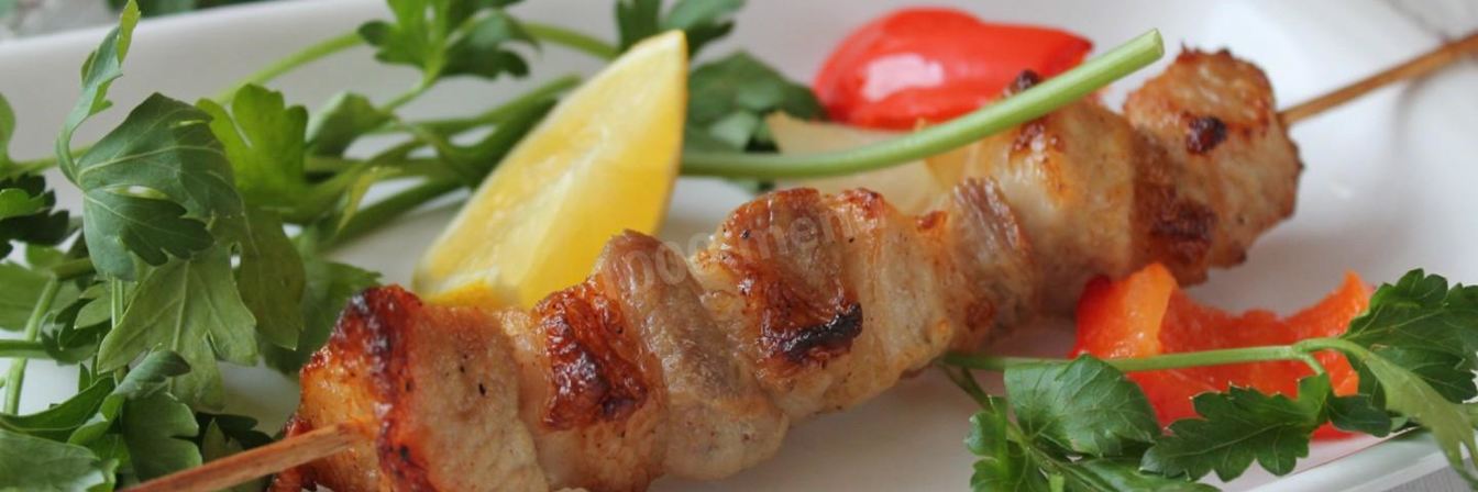 Шашлык из свинины с лимоном и луком