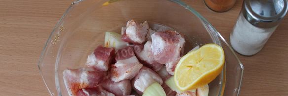 шашлык из свинины с лимоном и луком