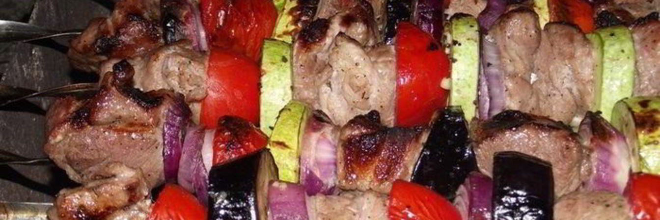 Шашлык из свинины с овощами в луковом маринаде