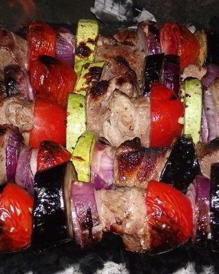Шашлык из свинины с овощами в луковом маринаде