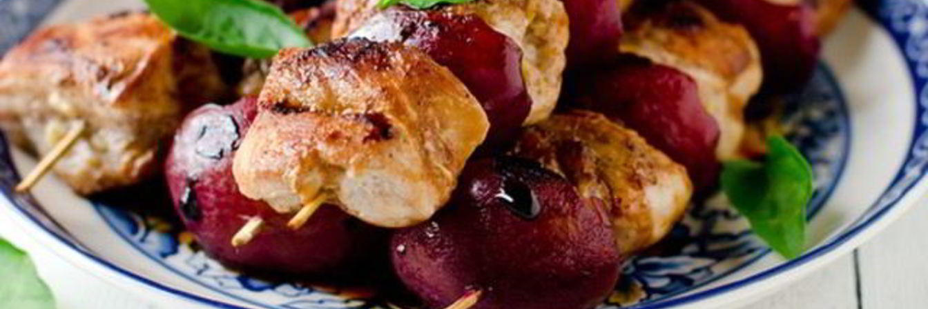 Шашлык из свинины со сливами на гриле