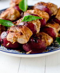 Шашлык из свинины со сливами на гриле