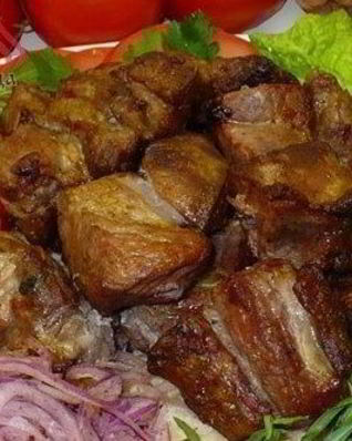 Шашлык из свинины в духовке на луковой подушке