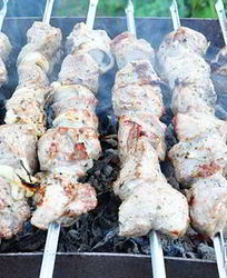 Шашлык, маринованный в луке и масле