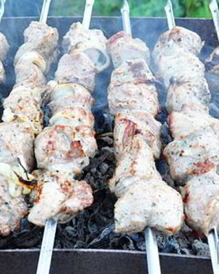 Шашлык, маринованный в луке и масле