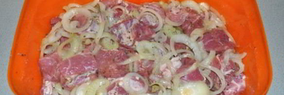 шашлык, маринованный в луке и масле