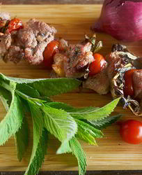 Шашлыки из ягненка с помидорами и мятой