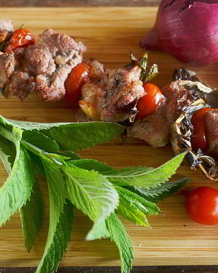 Шашлыки из ягненка с помидорами и мятой