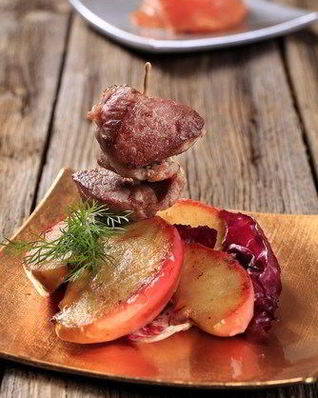 Свиной шашлык с яблоками и красным луком