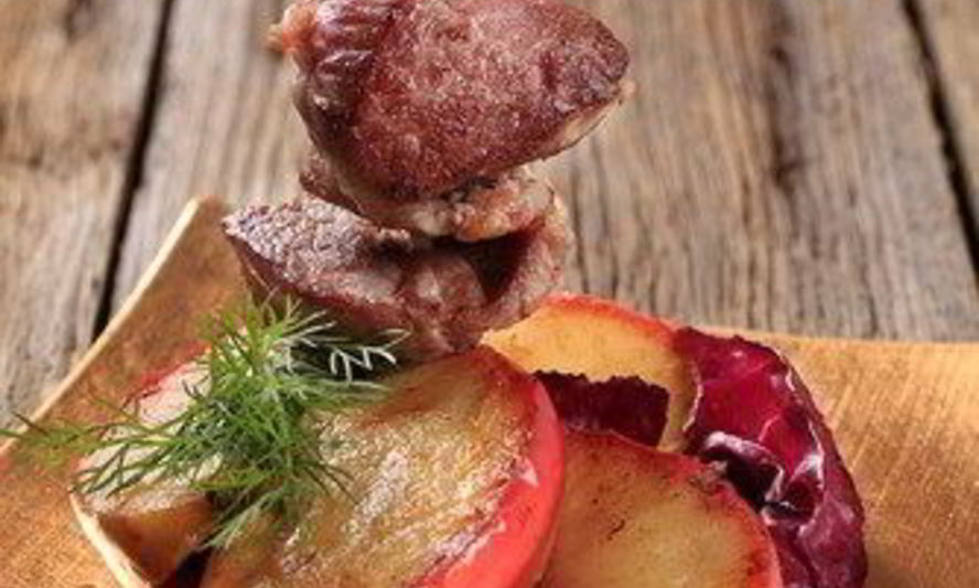 Рецепт свиного шашлыка с яблоками и красным луком