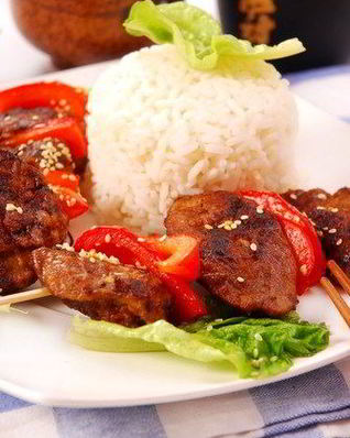 Свиные шашлыки с красными перцами и ананасовым рисом