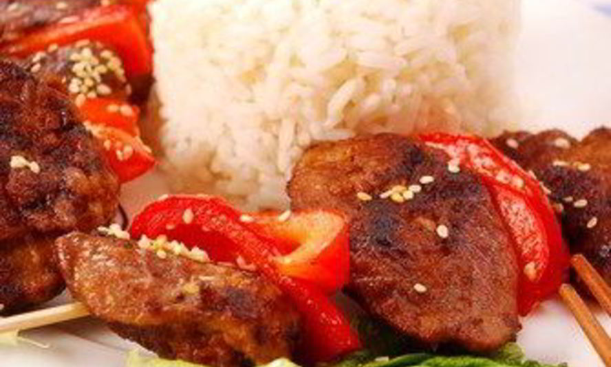 Рецепт свиных шашлыков с красными перцами и ананасовым рисом