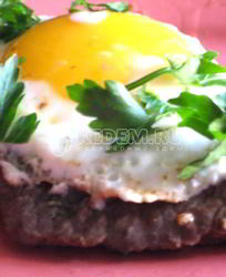 Бифштекс, стейк из говядины с яйцом