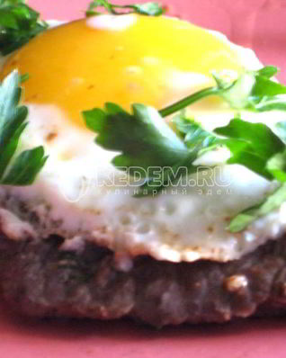 Бифштекс, стейк из говядины с яйцом