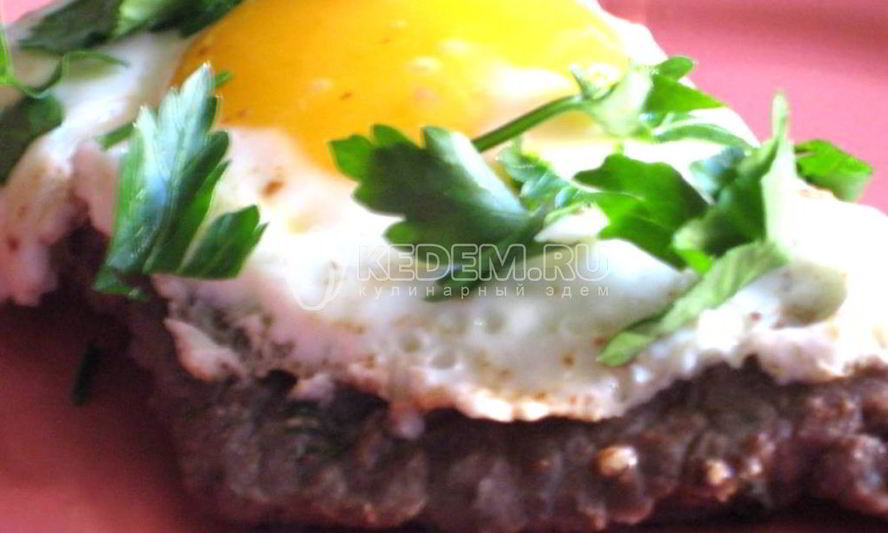 Рецепт бифштекса, стейка из говядины с яйцом