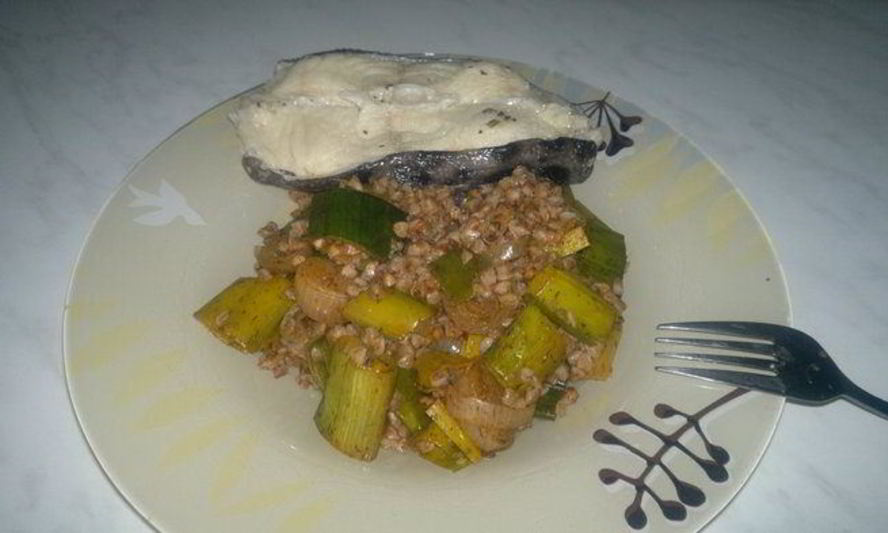 Рецепт гречотто луковое с отварным стейком из зубатки