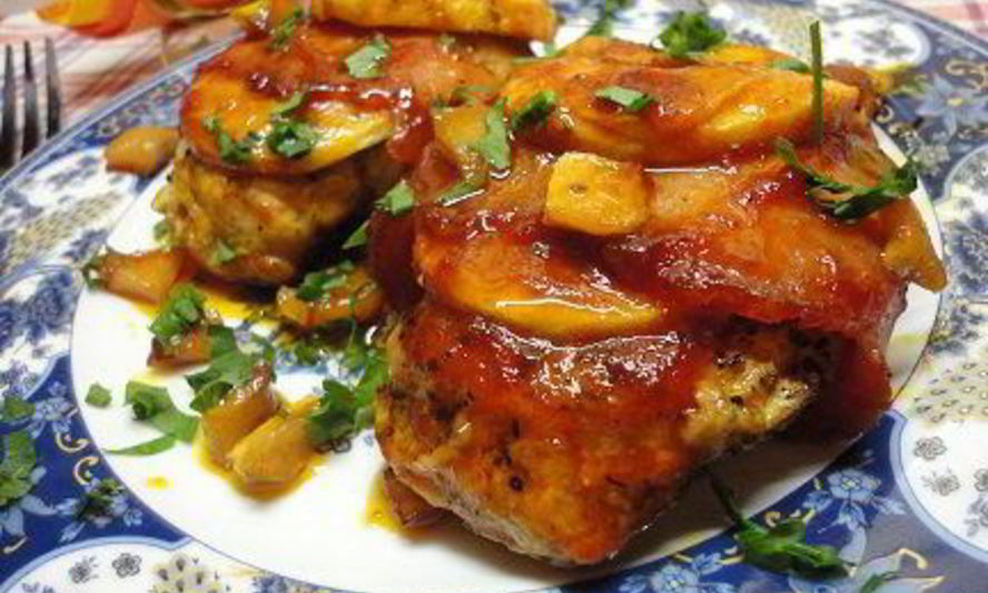 Рецепт куриных стейков с яблоками