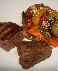 Мини стейки на гриле с овощами