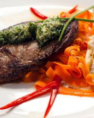 Минутный стейк со смайл-глазуньей