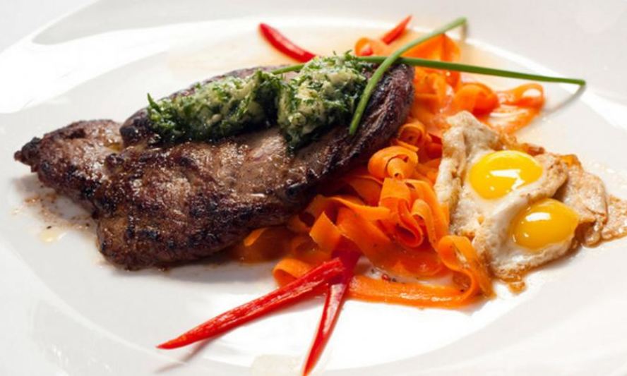 Рецепт минутного стейка со смайл-глазуньей