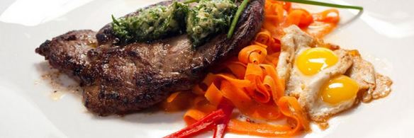 минутный стейк со смайл-глазуньей