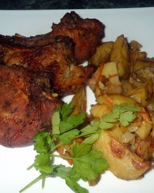 Нежные стейки из свинины с чесноком в духовке