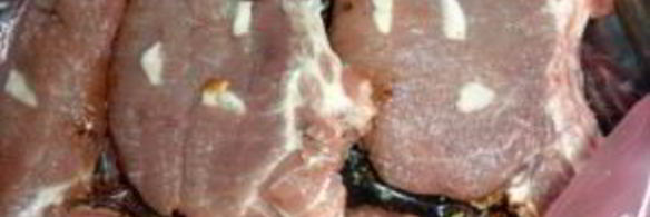 нежные стейки из свинины с чесноком в духовке