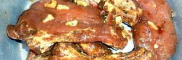 нежные стейки из свинины с чесноком в духовке