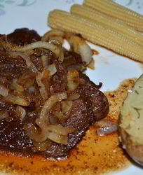 Пряно-сладкие говяжьи стейки на сковороде