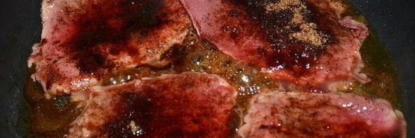 пряно-сладкие говяжьи стейки на сковороде