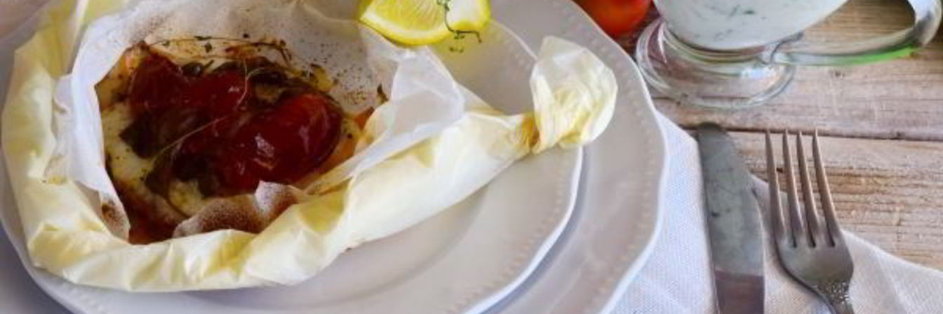 Рыбный стейк на подушке из овощей в пергаменте