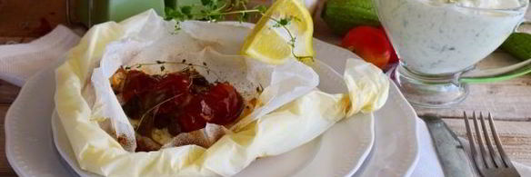 рыбный стейк на подушке из овощей в пергаменте