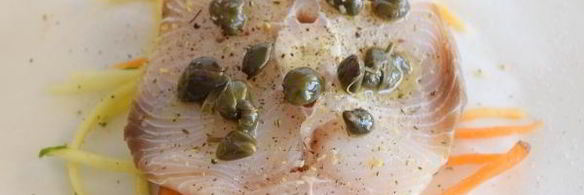 рыбный стейк на подушке из овощей в пергаменте