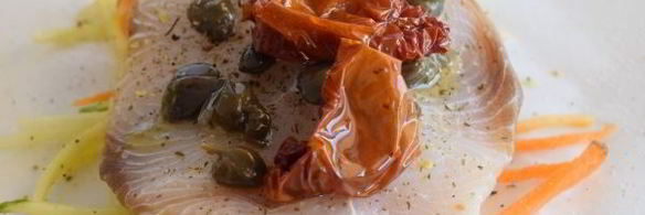 рыбный стейк на подушке из овощей в пергаменте