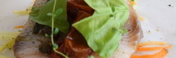 рыбный стейк на подушке из овощей в пергаменте