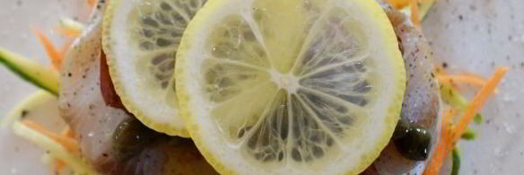 рыбный стейк на подушке из овощей в пергаменте