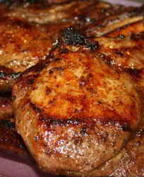 Сочные острые стейки рибай на мангале на решетке