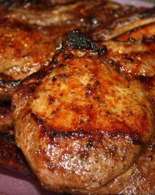 Сочные острые стейки рибай на мангале на решетке