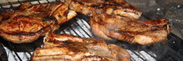 сочные острые стейки рибай на мангале на решетке