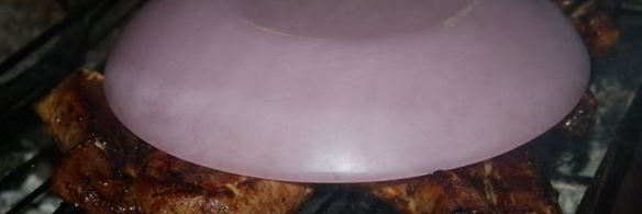 сочные острые стейки рибай на мангале на решетке