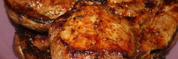 сочные острые стейки рибай на мангале на решетке