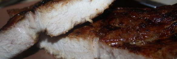 сочные острые стейки рибай на мангале на решетке