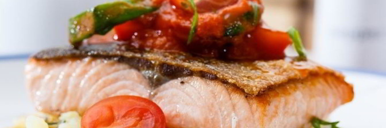 Стейк из форели с картофелем